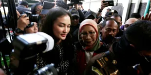 Hadiri Sidang Vonis Ratna Sarumpaet, Atiqah Hasiholan Wefie dengan Awak Media