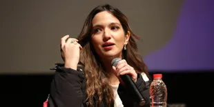 Hadiri Siraman Arya Bakrie, Nia Ramadhani Stunning Pakai Kebaya Belahan Tinggi