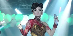 Hadiri Ultah Insert, Zaskia Shinta Hanya Lirik Keluarga Vicky dan Bahar