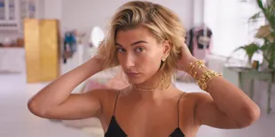 Hailey Baldwin Pamer Cincin Tunangan di Cover Majalah Vogue Meksiko