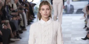 Hailey Baldwin Tiduran Manja di Dada Justin Bieber, Romantis!