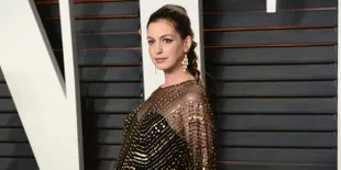 Hamil Besar, Anne Hathaway Berpayung Pakai Celana Senam