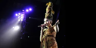 Hamil Pun Ayu Ting Ting Tetap Pakai High Heels