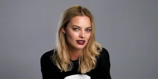 Hampir Jatuh, Ini Ekspresi Kocak Margot Robbie Yang Terekam Paparazzi