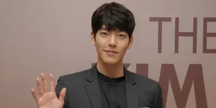 Hangout Bareng Lee Jong Suk, Kim Woo Bin Muncul Dengan Rambut Gondrong