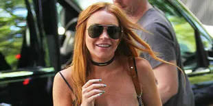 Hangout di London, Lindsay Lohan Kenakan Rok Super Mini