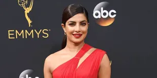 Hanya Pakai Sport Bra, Priyanka Chopra Tampil Super Hot