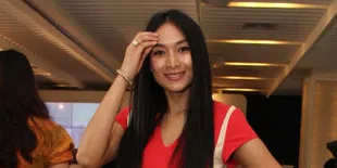 Happy Salma Bingung Pilih Film Atau Teater