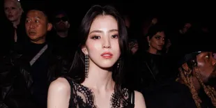 Tampil Serba Hitam di Paris Fashion Week 2023, Ini Harga Outfit Han So Hee