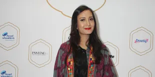 Hari Pahlawan, Artika Sari Devi Ajarkan Kejujuran Pada Anak