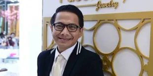 Hari Valentine, Delon Berikan Kejutan Cincin Berlian ke Istri
