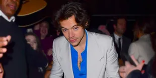 Harry Styles Buka Suara Soal Rumor Biseksual & Selera Fashionnya yang Unik