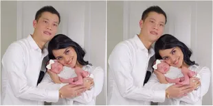 Haru, Baby Cattleya Anak Ririn Ekawati Usap Sayang Nisan Fery