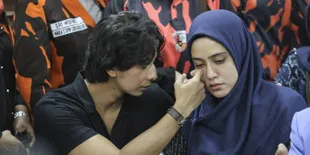 Haru, di Tengah Pemotretan Tiba-Tiba Fairuz A Rafiq Dapat Pelukan Dari Sahabat Artis
