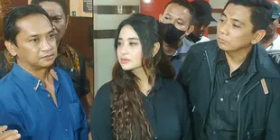 Haters Dewi Perssik Minta Maaf Sambil Menangis Sesegukan di Kantor Polisi