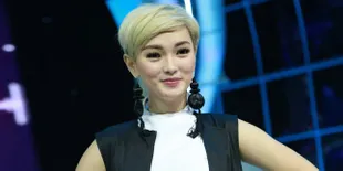 Heboh Foto Pantat Zaskia Gotik Dicium Fans, Ini Kata Manajemen