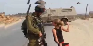 Heboh, Gadis Palestina Tanpa Takut Pukuli Tentara Israel