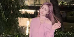 Heboh Soal Kena Penyakit Misterius, Bai Lu Unggah Potret Terbaru dengan Rambut Pink yang Cantik