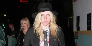 Hii... Ada Hantu Yang Tinggal di Organ Intim Kesha