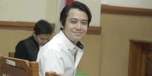 Hilangkan Kesialan, Kriss Hatta Buang Celana Dalam di Tong Sampah Ancol