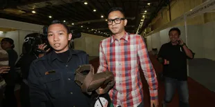 Hindari Media, Lembu Bakar Rokok Sambil Tabrak Wartawan