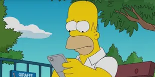 Homer Simpson Asyik Main Pokemon Go, Bart Simpson Dilahap Singa!