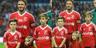 Hot Daddy David Beckham Ajak Anak Jalan-Jalan, Tetap Cool