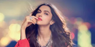 Hot Di Spanyol, Deepika Padukone Pamer Belahan Gaun Super Rendah
