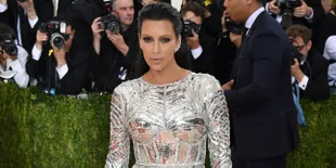 Hot Menggoda, Kim Kardashian Nekat Pakai Lingerie di Depan Umum