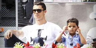Hot Papa! Romantisme Mesra Cristiano Ronaldo dan Anaknya