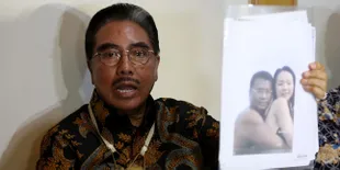 Hotma Sitompul Perlihatkan Foto Mesra Hotman Paris Memeluk Wanita Pakai Bikini