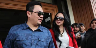 Hubungan Farhat Abbas - Regina Sekedar Pengalihan Isu?