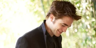 Hubungan Robert Pattinson - Riley Keough Ternyata Hoax