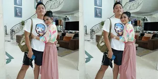 Hubungan Sempat Renggang, Ini 7 Potret Terbaru Kebersamaan Azriel Hermansyah dan Krisdayanti - Saling Beri Pelukan