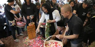 Hujan Warnai Pemakaman Ria Irawan, Joko Anwar Tiba-Tiba Muncul dan Turut Kirimkan Doa