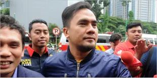 Ibu Angkat Saipul Jamiell Bawakan Donat Untuk Sang Putra