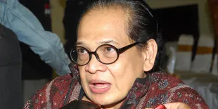 Ibu Ani Yudhoyono Melayat Desainer Ramli