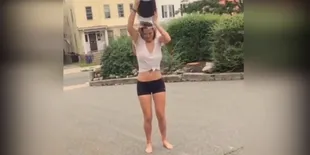 Ice Bucket Challenge Fail, Pakaian Dalam Cewek Sampai Lepas!