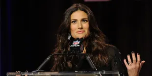 Idina Menzel Dukung Princess Elsa Jadi Lesbian di Sekuel FROZEN?