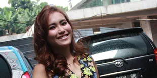 Iis Dahlia Absen, Ayu Ting Ting Sukses Bikin Ungu 'Hampa'