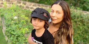 Ikut Misa di Gereja Bareng AbRam Khan, Baju Gauri Khan Jadi Sorotan