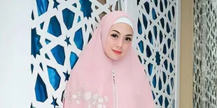 Ikut Sahur, Celine Evangelista Kembali Pakai Hijab dan Jawab Salam