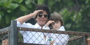 Ikut Sapa Ribuan Fans di Depan Rumah Yang Rayakan Ultah SRK, AbRam Nggemesin!