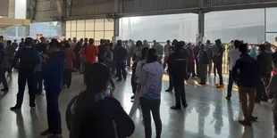 Imbas Kerusuhan, Penumpang KRL Sampai Terkunci di Stasiun Tanah Abang