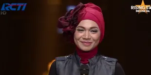 Indah Nevertari Buktikan Hijab Tak Halangi Karir Menyanyinya
