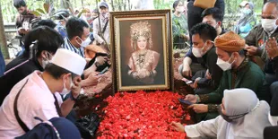 Ingin Punya Rumah di Surga, Dorce Gamalama Bangun Masjid dan Santuni 1000 Anak Yatim