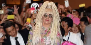 Ingin Tampil Seksi, Lady Gaga Sengaja Tak Pakai Celana?
