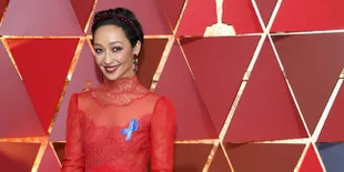 Ini Alasan Banyak Seleb Pakai Pita Biru di Red Carpet Piala Oscar