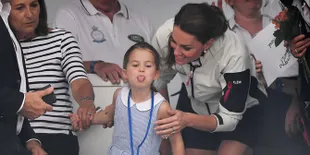 Ini Alasan Charlotte Elizabeth Diana Suka Julurkan Lidahnya di Depan Publik