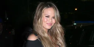 Ini Alasan Chrissy Teigen Tak Akan Sembunyikan Foto Bayinya